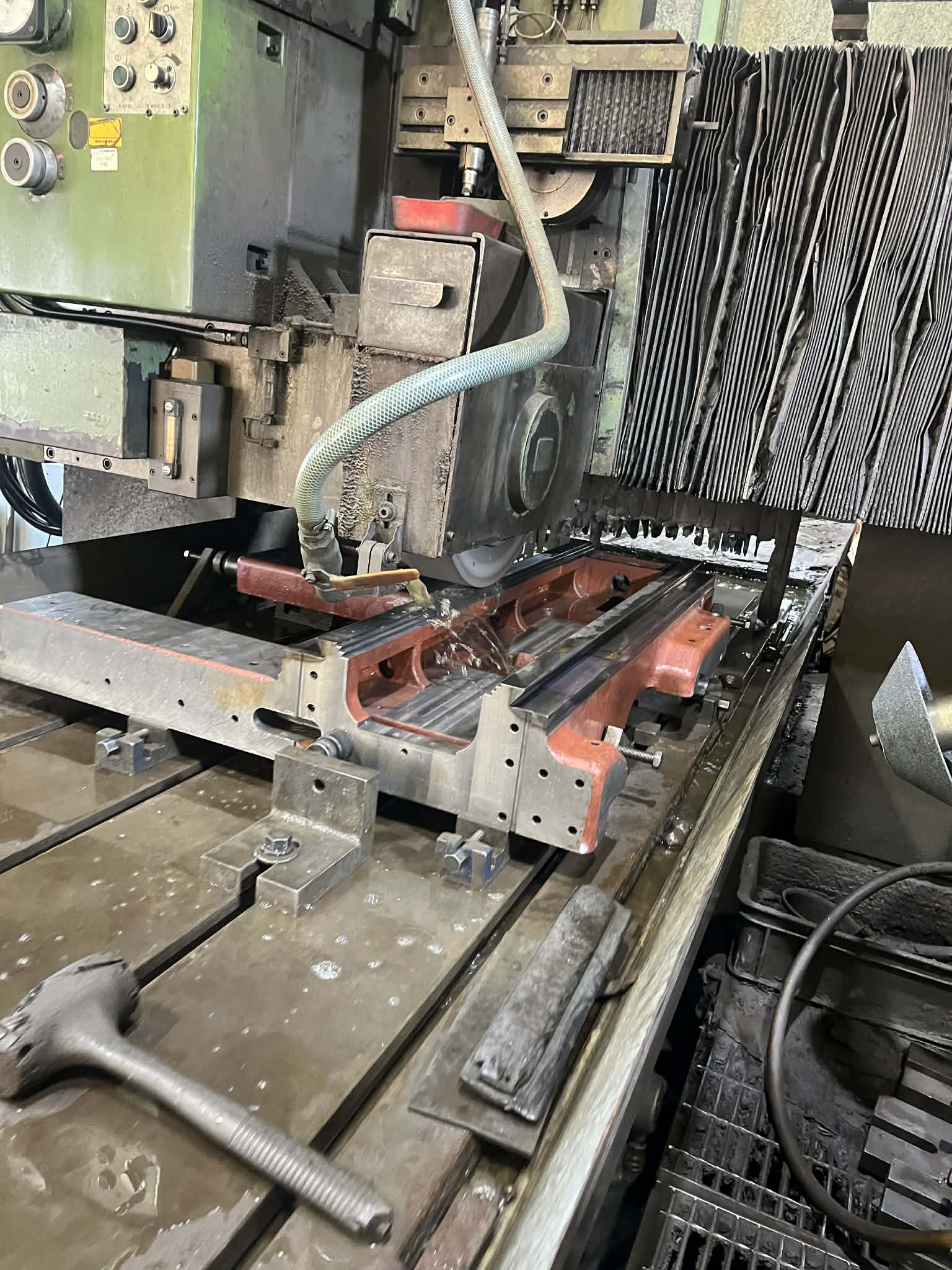 旋盤のサドル研磨の画像